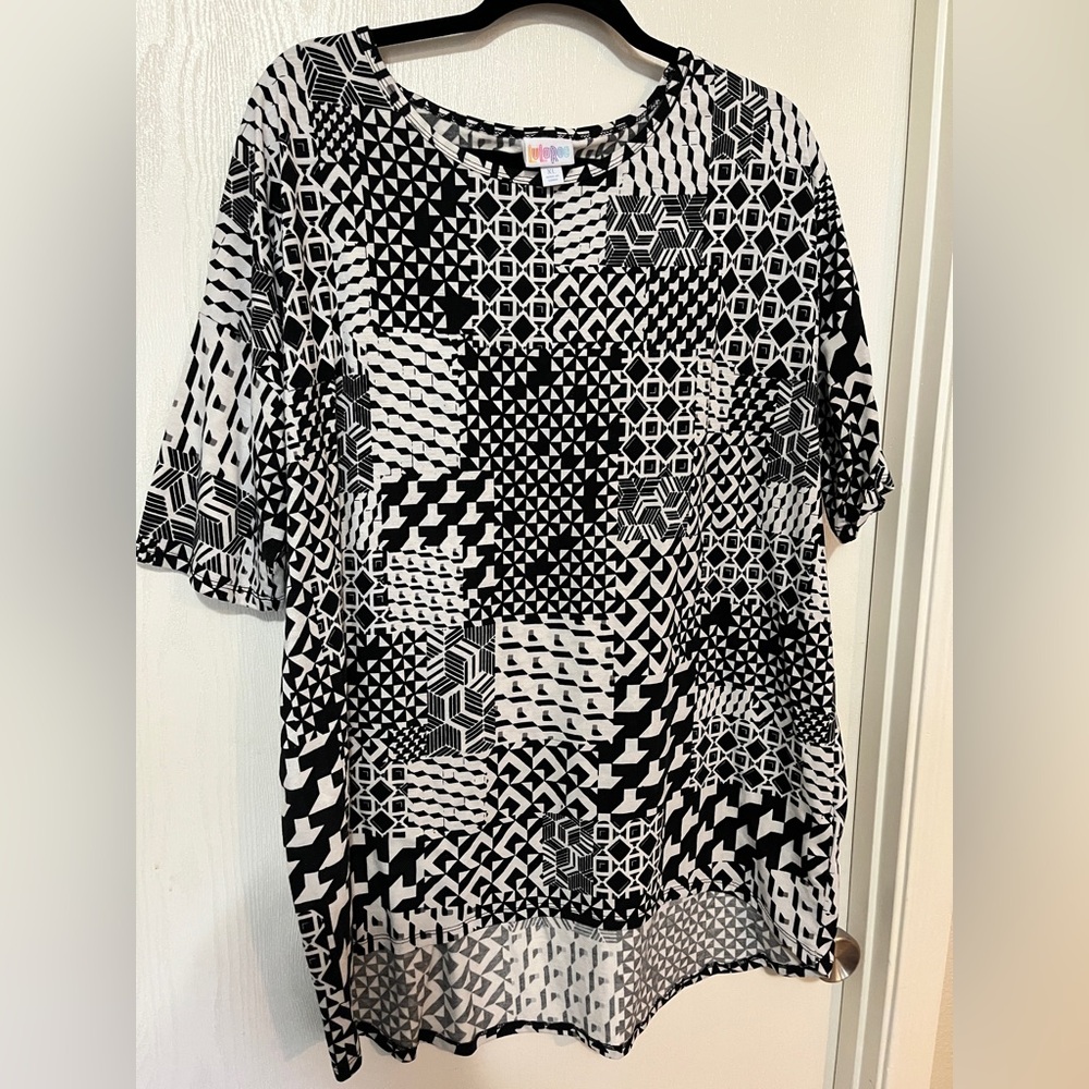 Size XL Lularoe black and white print Irma